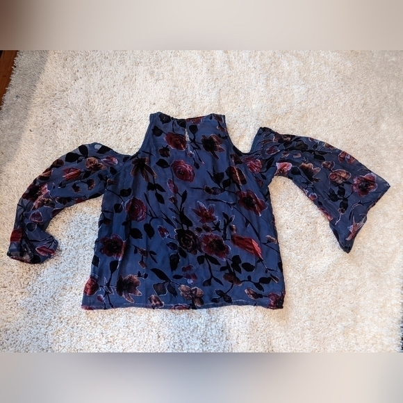 EN Creme Cold Shoulder Top With Velvet Flowers - Picture 2 of 9